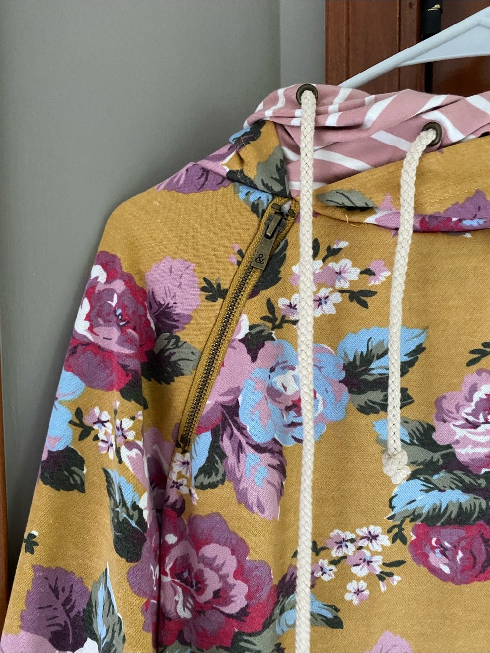 Women’s double hooded sweatshirt size large - Picture 3 of 5